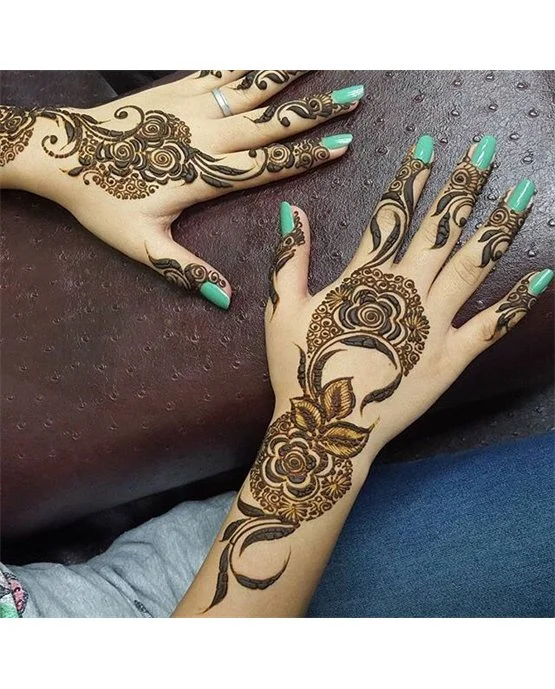 Chic Structure Blending Into Outline Arabic Mehndi Design