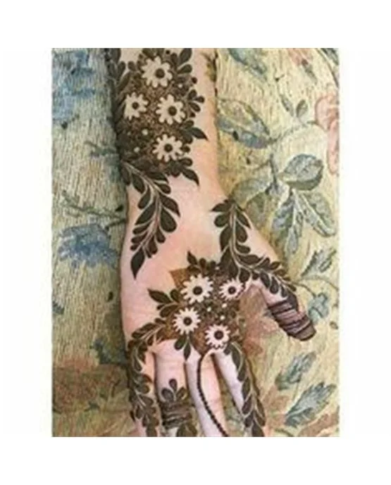 Classic Wreath Detailing Blending Into Arabic Mehndi Design