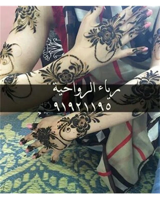 Classy Panel With Curves Featuring Arabic Mehndi Design