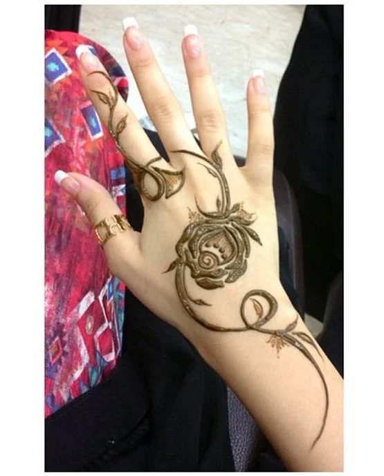 Detailed Fan With Cluster Covering Arabic Mehndi Design