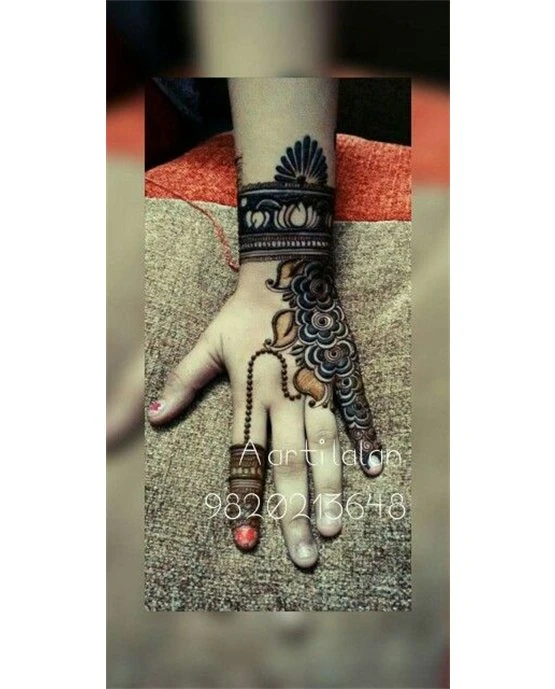 Dreamy Ribbon With Lace Along Arabic Mehndi Design