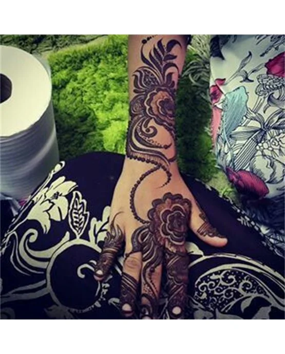 Filigree Vine Extension Blending Into Arabic Mehndi Design