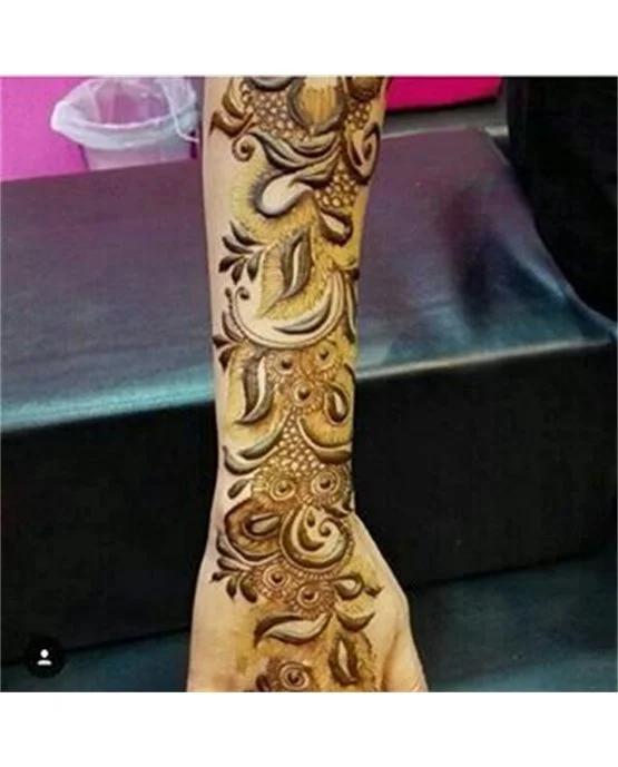 Flowing Symmetry On Cluster Arabic Mehndi Design