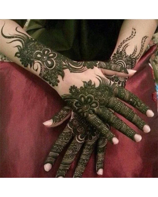 Glamorous Anklet Motif Using Arabic Mehndi Design