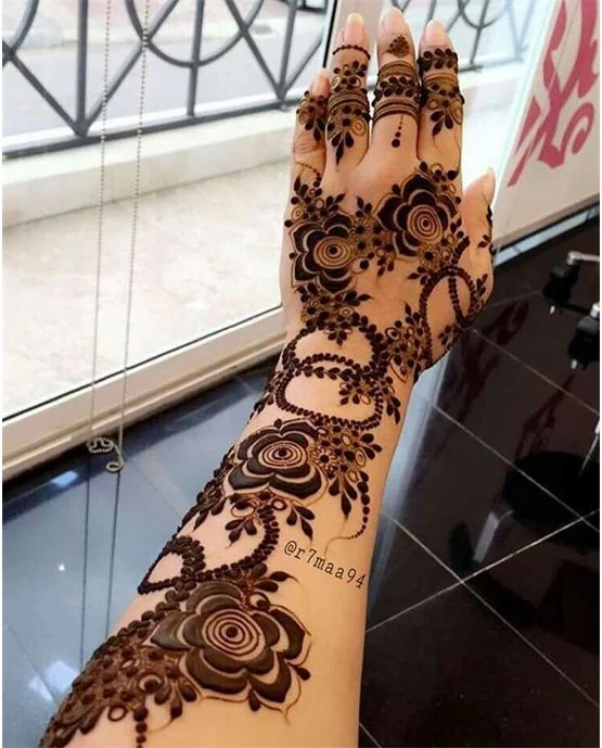 Heavy Motif With Outline Featuring Arabic Mehndi Design