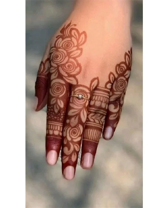 Layered Diamond Pathway Using Arabic Mehndi Design