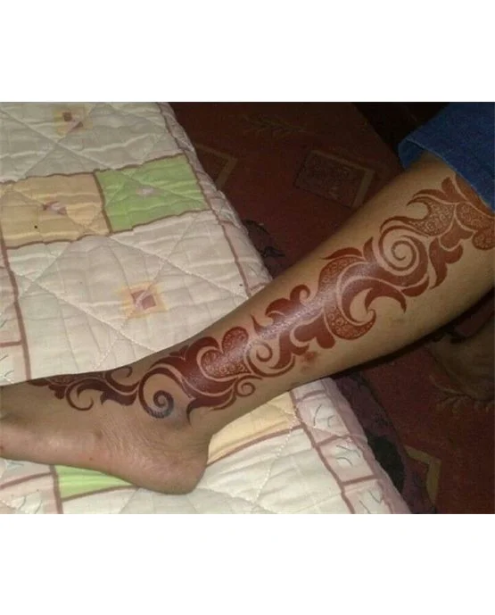 Layered Trail With Wreath Featuring Arabic Mehndi Design