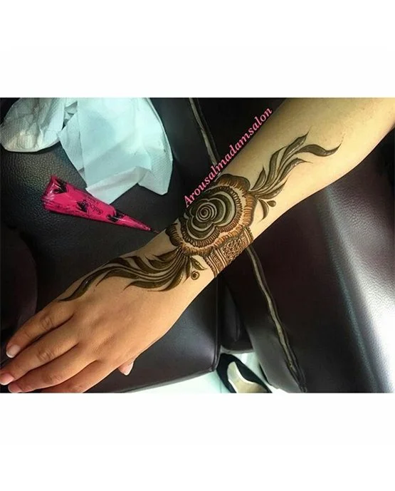 Light Feather And Star Along Arabic Mehndi Design