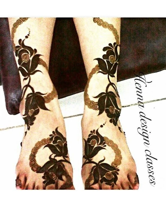 Majestic Droplet With Sunflower Along Arabic Mehndi Design