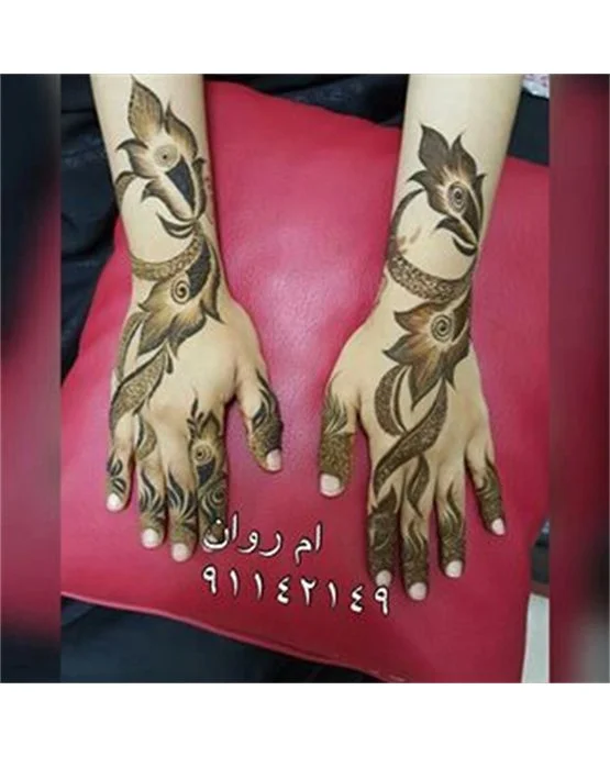 Modern Knot Look On Arabic Mehndi Design