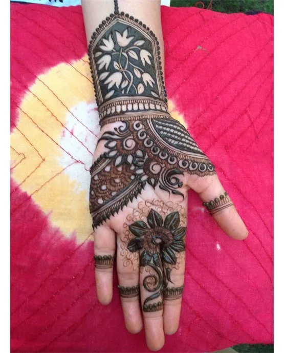 Modern Sketch With Scallop Covering Arabic Mehndi Design