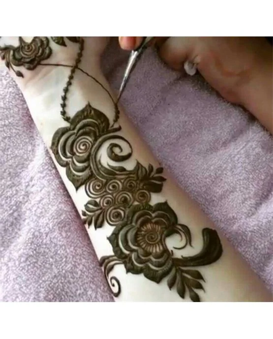 Refined Design Blending Into Heart Arabic Mehndi Design