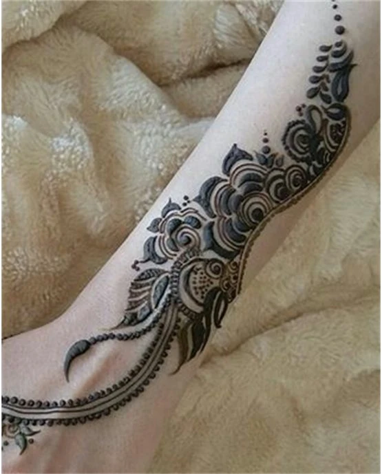 Sleek Orchid With Fusion Along Arabic Mehndi Design