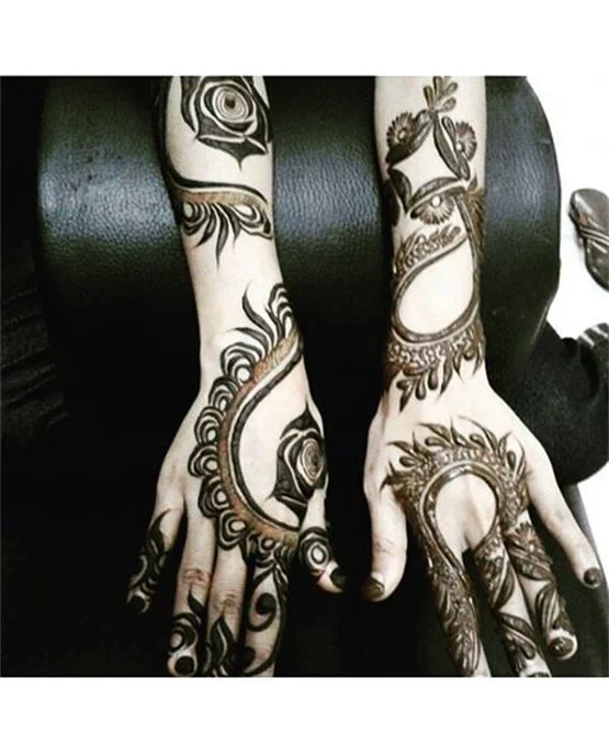 Spiral Droplet Trail On Arabic Mehndi Design