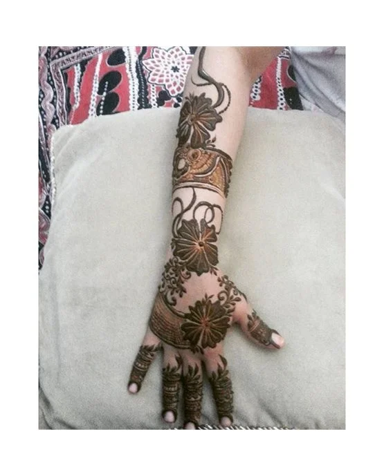 Star Ruffle Formation Blending Into Arabic Mehndi Design