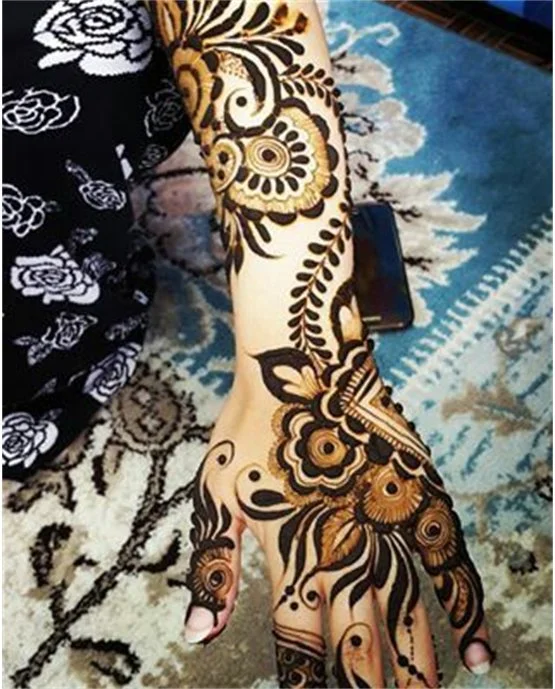 Traditional Fill And Dome Along Arabic Mehndi Design