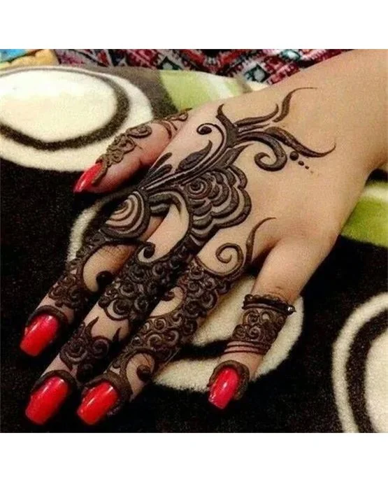 Unique Accent With Overlay Along Arabic Mehndi Design