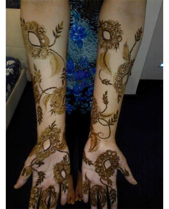 Dainty Silhouette And Hook Covering Bridal Mehndi Design