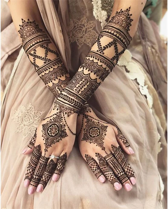 Opulent Concept Blending Into Dome Bridal Mehndi Design