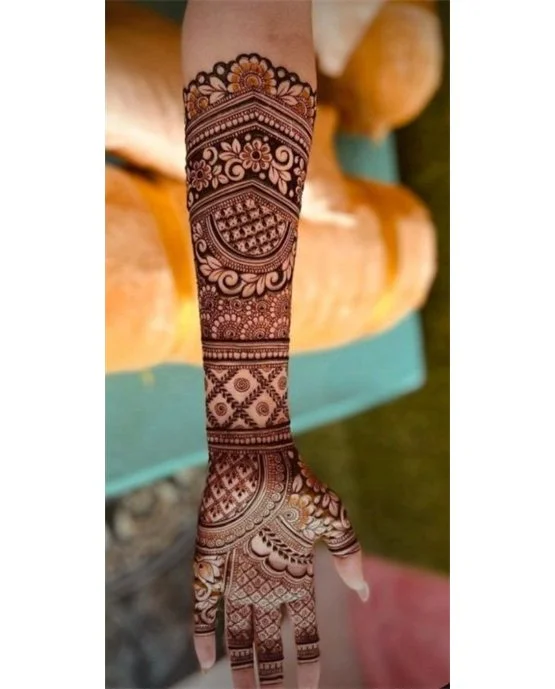 Vibrant Scroll And Highlight Along Bridal Mehndi Design