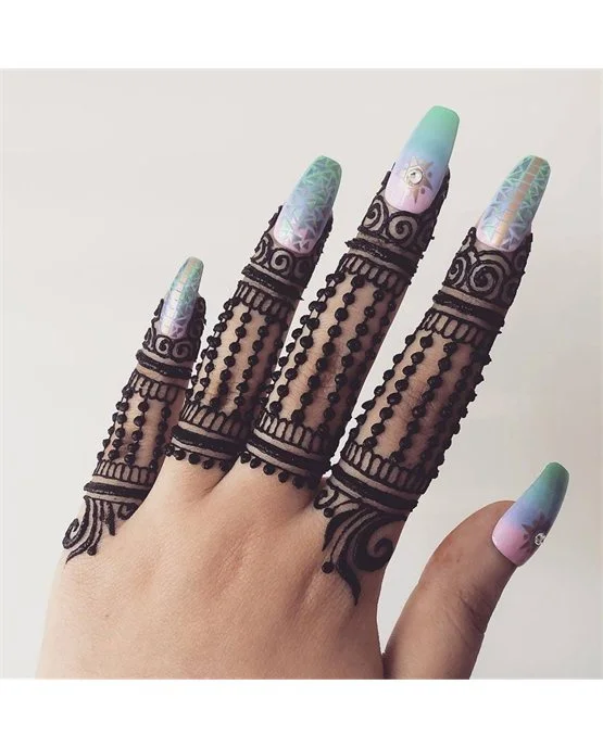 Flowing Symmetry On Cluster Ring Finger Mehndi Design Flowing Symmetry On Cluster Ring Finger Mehndi Design