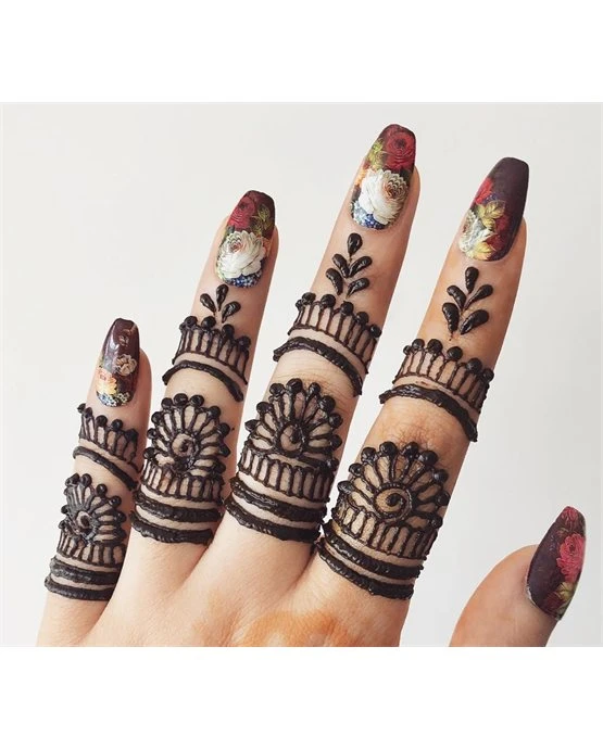 Gorgeous Paisley And Mesh Along Ring Finger Mehndi Design Gorgeous Paisley And Mesh Along Ring Finger Mehndi Design