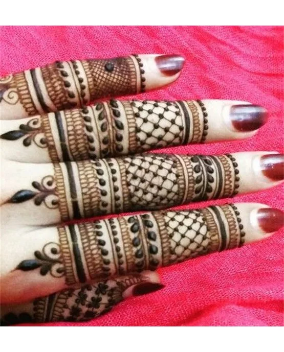 Heavy Motif With Outline Featuring Ring Finger Mehndi Design Heavy Motif With Outline Featuring Ring Finger Mehndi Design