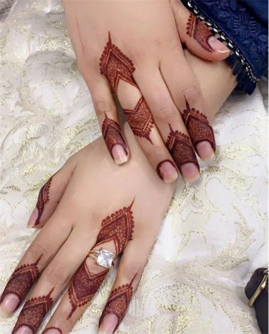 Panel And Curves Subtle Ring Finger Mehndi Design Look Panel And Curves Subtle Ring Finger Mehndi Design Look
