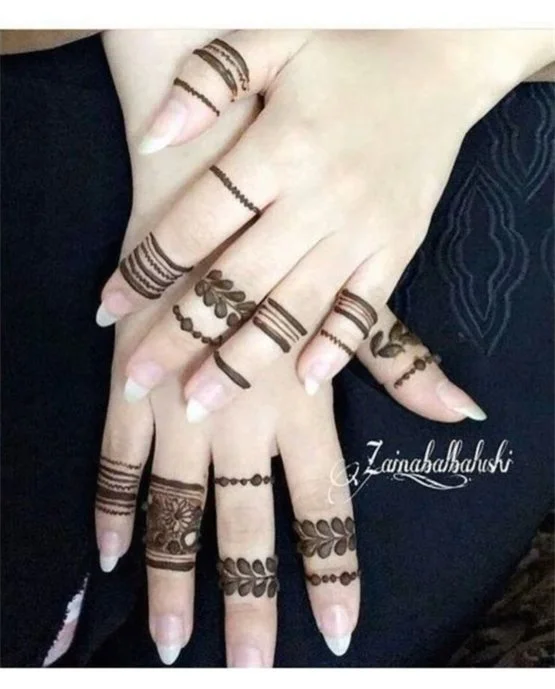Refined Ruffle And Anklet Covering Ring Finger Mehndi Design Refined Ruffle And Anklet Covering Ring Finger Mehndi Design