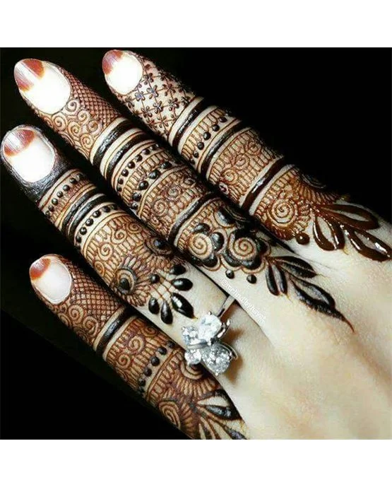 Detailed Fan With Cluster Covering Royal Finger Mehndi Design Detailed Fan With Cluster Covering Royal Finger Mehndi Design