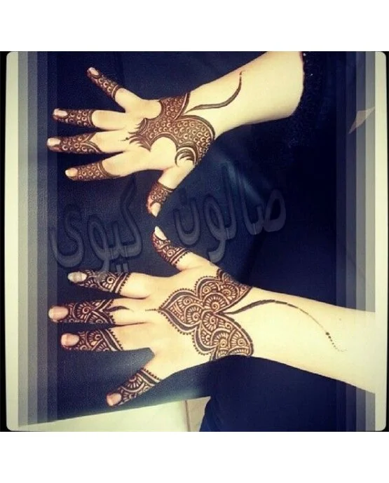 Diamond Tendril Flow Blending Into Royal Finger Mehndi Design Diamond Tendril Flow Blending Into Royal Finger Mehndi Design