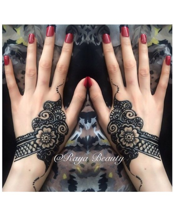 Flowing Symmetry On Cluster Royal Finger Mehndi Design Flowing Symmetry On Cluster Royal Finger Mehndi Design