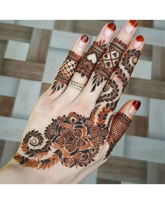 Panel And Curves Subtle Royal Finger Mehndi Design Look Panel And Curves Subtle Royal Finger Mehndi Design Look