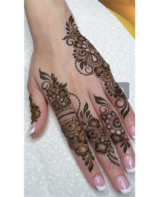 Refined Ruffle And Anklet Covering Royal Finger Mehndi Design Refined Ruffle And Anklet Covering Royal Finger Mehndi Design