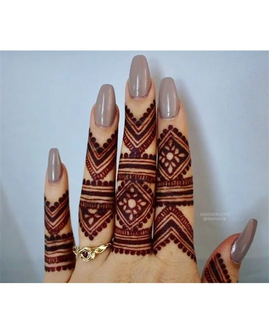 Classic Petal And Peacock Featuring Simple Finger Mehndi Design Classic Petal And Peacock Featuring Simple Finger Mehndi Design