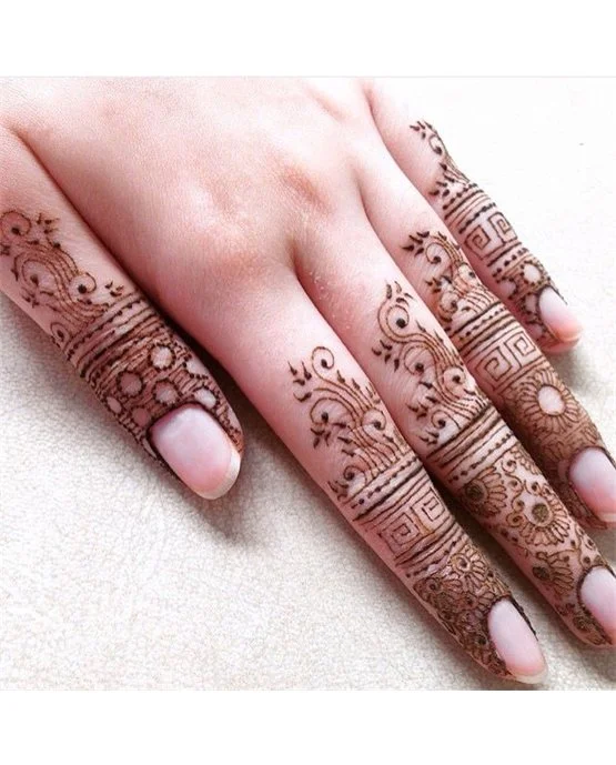Detailed Fan With Cluster Covering Simple Finger Mehndi Design Detailed Fan With Cluster Covering Simple Finger Mehndi Design