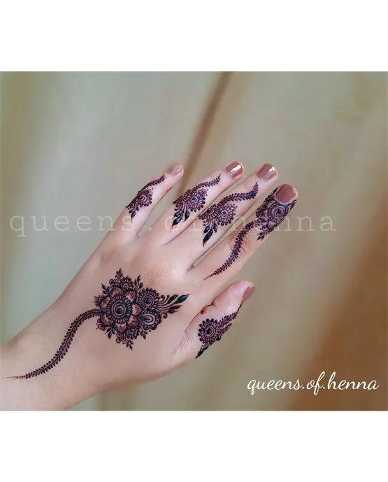 Dreamy Ribbon With Lace Along Simple Finger Mehndi Design Dreamy Ribbon With Lace Along Simple Finger Mehndi Design
