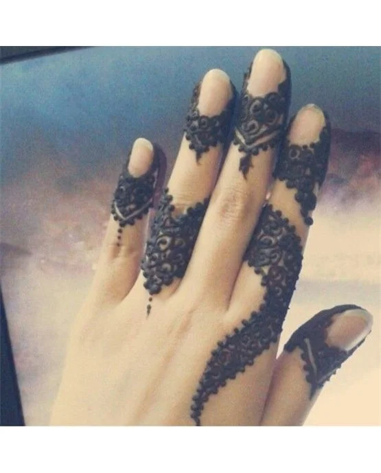 Exquisite Outline Placement On Simple Finger Mehndi Design Exquisite Outline Placement On Simple Finger Mehndi Design