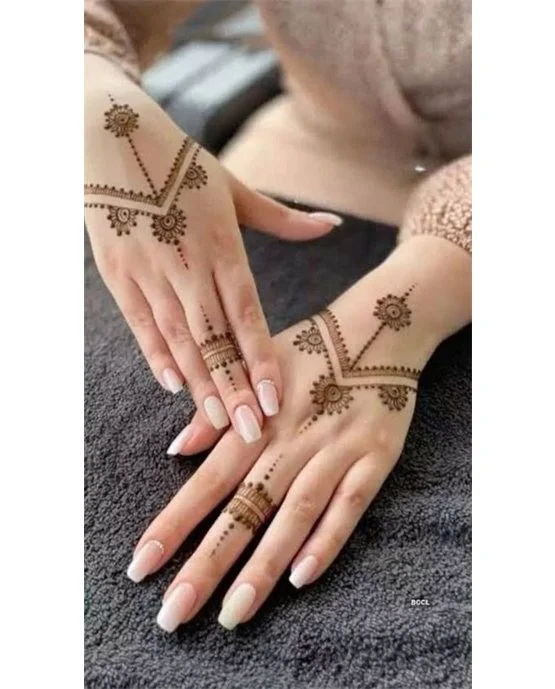 Flowing Symmetry On Cluster Simple Finger Mehndi Design Flowing Symmetry On Cluster Simple Finger Mehndi Design