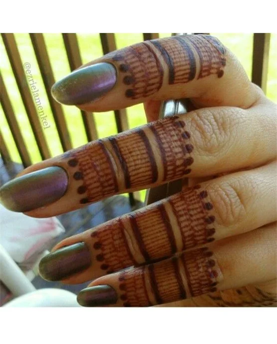 Heavy Motif With Outline Featuring Simple Finger Mehndi Design Heavy Motif With Outline Featuring Simple Finger Mehndi Design