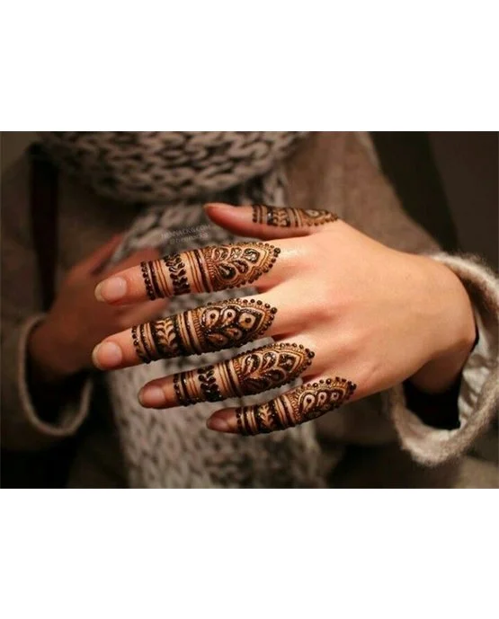 Panel And Curves Subtle Simple Finger Mehndi Design Look Panel And Curves Subtle Simple Finger Mehndi Design Look