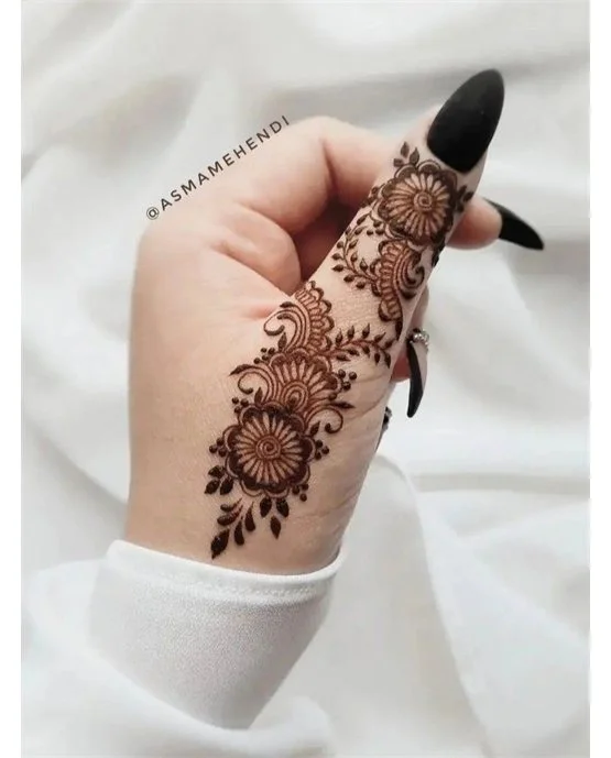 Peacock Inspired Curvy Simple Finger Mehndi Design Peacock Inspired Curvy Simple Finger Mehndi Design