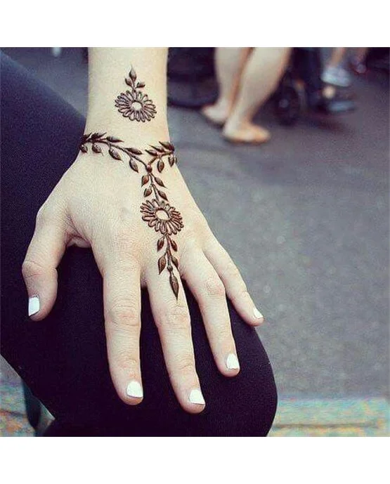Scallop Garland Accent Blending Into Simple Finger Mehndi Design Scallop Garland Accent Blending Into Simple Finger Mehndi Design
