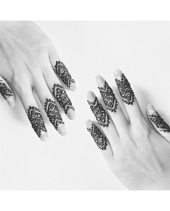 Spiral Droplet Trail On Simple Finger Mehndi Design Spiral Droplet Trail On Simple Finger Mehndi Design