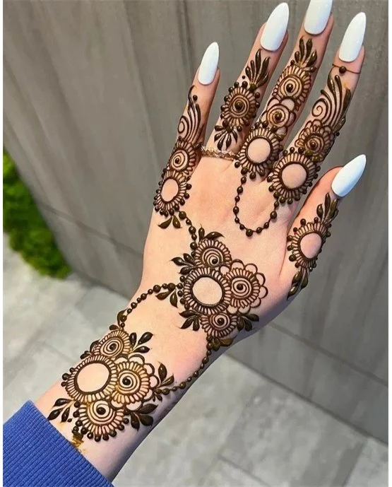 Diamond Tendril Flow Blending Into Stylish Finger Mehndi Design Diamond Tendril Flow Blending Into Stylish Finger Mehndi Design