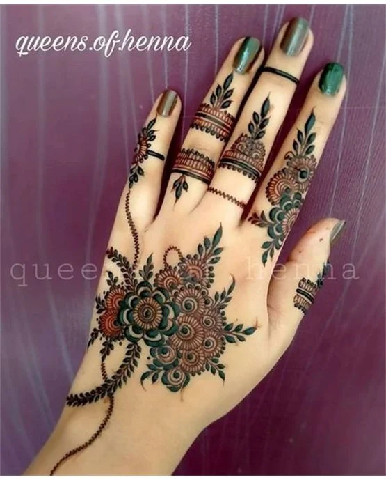 Exquisite Outline Placement On Stylish Finger Mehndi Design Exquisite Outline Placement On Stylish Finger Mehndi Design