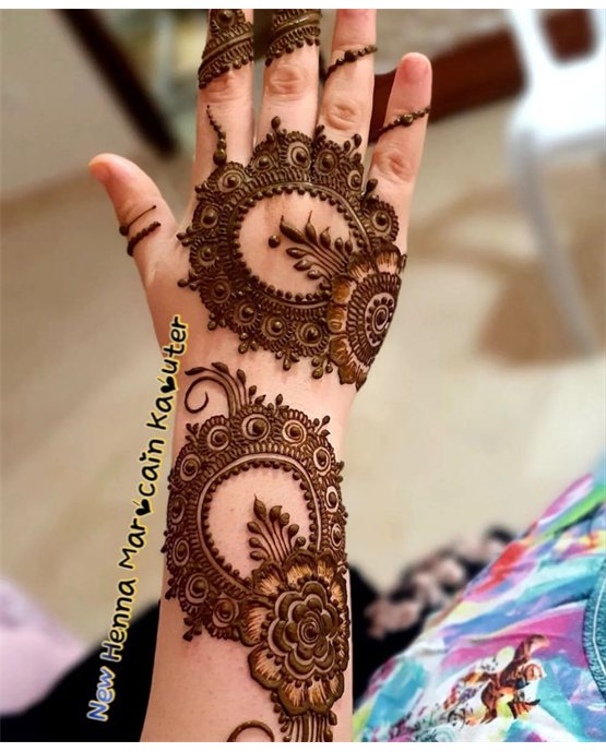 Flowing Symmetry On Cluster Stylish Finger Mehndi Design Flowing Symmetry On Cluster Stylish Finger Mehndi Design