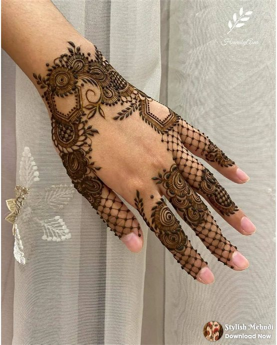 Heavy Motif With Outline Featuring Stylish Finger Mehndi Design Heavy Motif With Outline Featuring Stylish Finger Mehndi Design