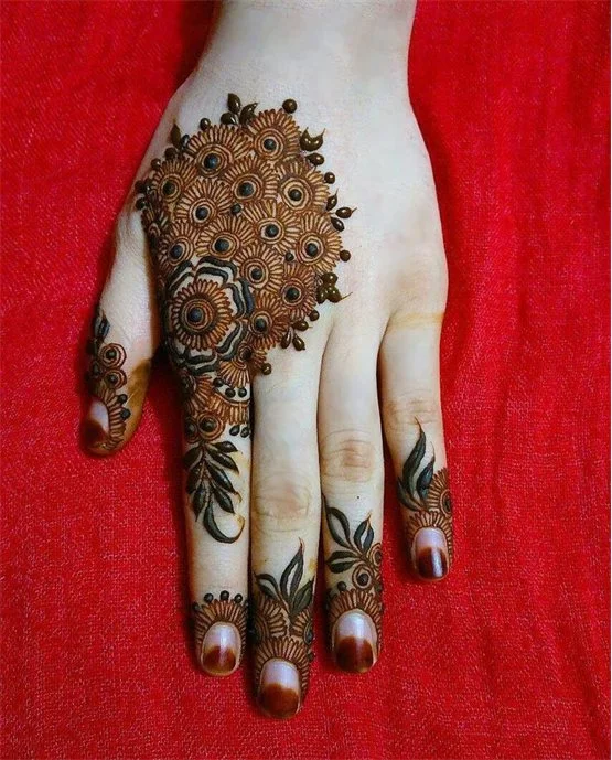 Leaf Weave Blend Using Stylish Finger Mehndi Design Leaf Weave Blend Using Stylish Finger Mehndi Design
