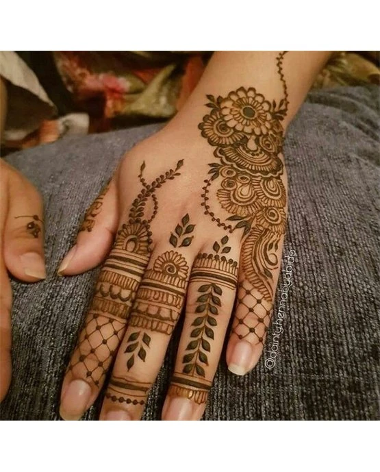 Neat Border And Filigree Featuring Stylish Finger Mehndi Design Neat Border And Filigree Featuring Stylish Finger Mehndi Design